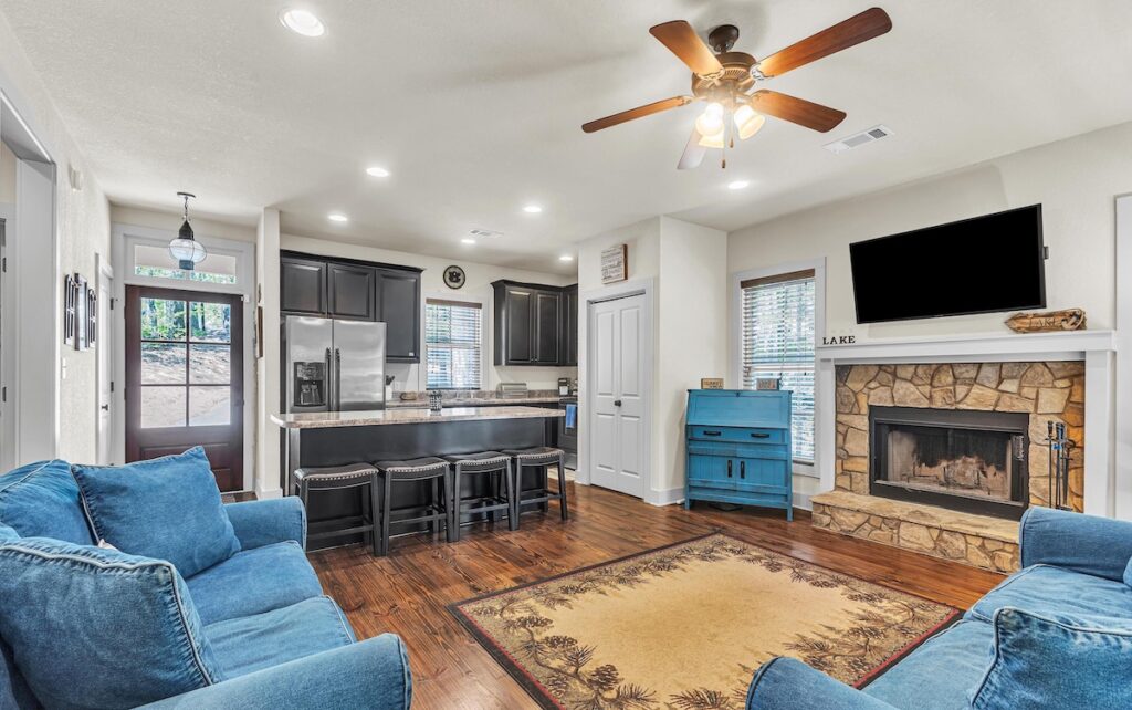 173 Village Circle open floor plan living area