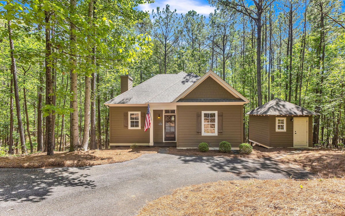 173 Village Circle Curb View