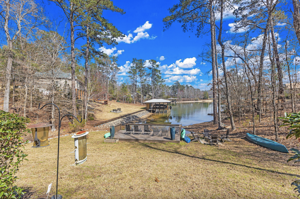 Bella's Cove, a Lake Martin, view