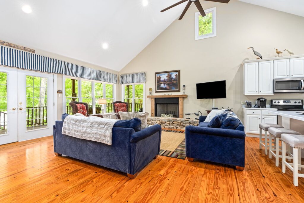 994 Lakewood Dr View open floor plan with great room and kichen